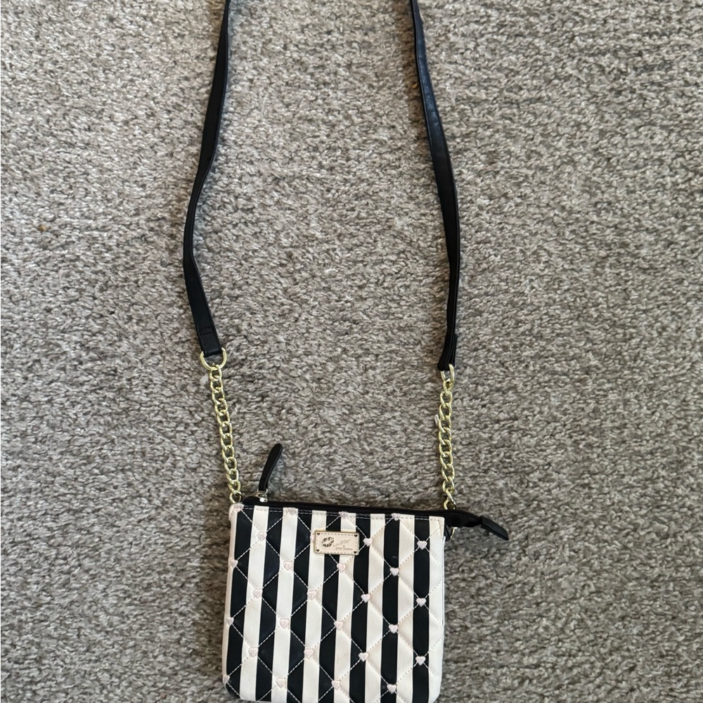 Betsey Johnson Black and White Striped Crossbody Bag preloved - Picture 9 of 9